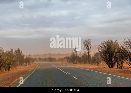 Tempesta di sabbia in Australia outback dopo bushfires nell'area Foto Stock