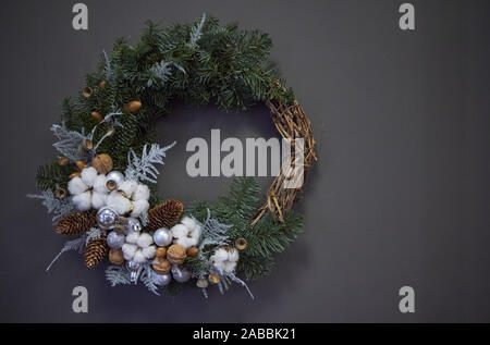 Ghirlanda di Natale di vitigni decorate con rami di abete, palle di Natale e materiali naturali, Anno Nuovo concetto Foto Stock