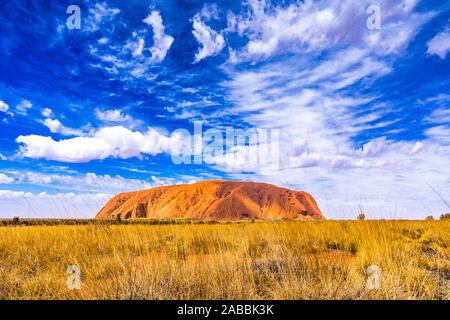 Uluru, noto anche come Ayers Rock, con splendide formazione delle nuvole sulla giornata di sole. Territorio del Nord, l'Australia Foto Stock