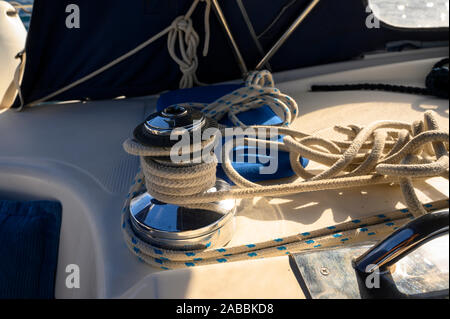 Winche su una barca a vela con corda marine Spagna Foto Stock