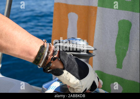 Winche su una barca a vela con corda marine Spagna Foto Stock