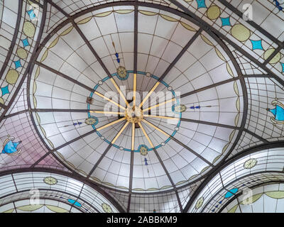 La cupola in vetro colorato portare luce a soffitto retail cattedrale dello shopping arcade in Nicholas edificio Melbourne Victoria Australia. Foto Stock