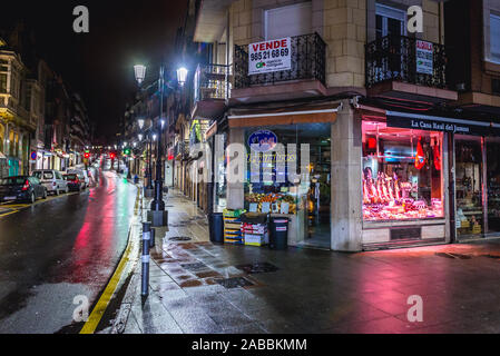 I negozi sulla Città Vecchia di Oviedo nella regione delle Asturie, Spagna Foto Stock