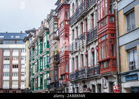 Facciate di case tenement sulla Città Vecchia di Oviedo nella regione delle Asturie, Spagna Foto Stock