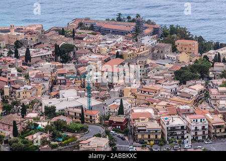 Centro storico della città di Taormina visto da Castelmola cittadina in provincia di Messina nella regione italiana Sicilia Foto Stock