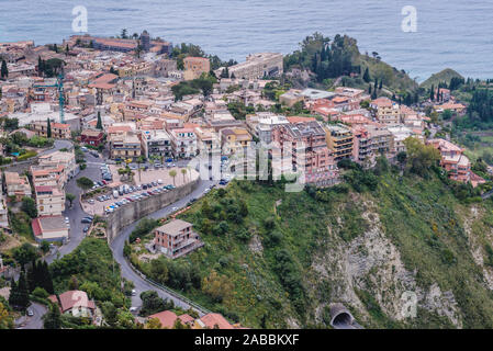 Case in Taormina visto da Castelmola cittadina in provincia di Messina nella regione italiana Sicilia Foto Stock