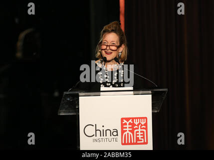 (191126) -- NEW YORK, nov. 26, 2019 (Xinhua) -- Dorinda Elliott, Vicepresidente senior e Direttore dei programmi e il centro per gli affari della Cina Institute, parla prima di ricevere il Lifetime Achievement Award al di sotto della blu Cloud premio a nome dell'Università di Harvard Professore Emerito Ezra Vogel durante il 2019 Blue Cloud di Gala in New York, Stati Uniti, su nov. 25, 2019. La Harvard University Professore Emerito Ezra Vogel è stata onorata dalla Cina Istituto qui lunedì sera con il blu annuale Cloud Award per il suo contributo e dedizione per migliorare la Cina-delle relazioni con gli Stati Uniti. (Xinhua/Qin La Foto Stock