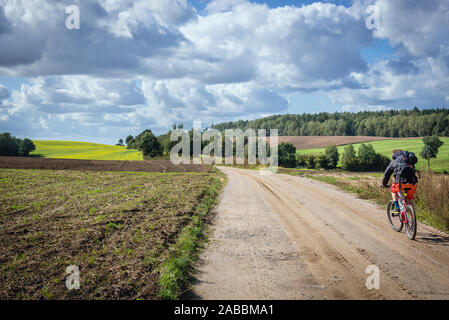 Country Road in Ostroda contea di Warmian-Masurian Voivodato in Polonia settentrionale Foto Stock