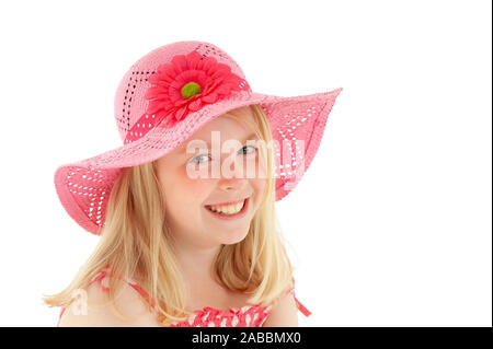 Giovane e bella ragazza bionda con un grande sorriso e indossando un big pink floppy hat. Isolato su bianco di sfondo per studio Foto Stock