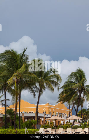 Inquietanti nubi raccogliendo in un resort di lusso sulla Riviera Maya vicino a Tulum Messico Foto Stock