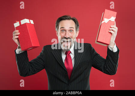 La rendono wow. Happy businessman avuto sorprese. Emozionato uomo maturo preparare festosa sorpresa. Sorpresa di compleanno. Holiday celebrazione. Permettetemi di sorprendervi. Foto Stock