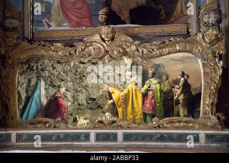 Presepio (Natività) nella chiesa di San Lorenzo (la chiesa di San Lorenzo) nel centro storico di Spello, Umbria, Italia. 21 agosto 2019 © Wojciech Stroz Foto Stock