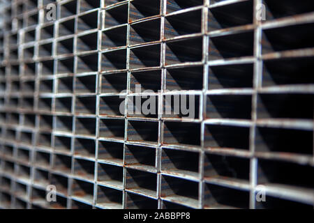 Square tubi metallici sullo sfondo dei profili Foto Stock
