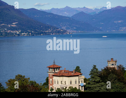 Foto paesaggio da cartolina sul Lago Maggiore in una limpida giornata invernale Foto Stock