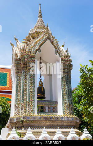 Torre campanaria in Wat Ratchabophit Sathitmahasimaram Ratchaworawihan, Bangkok, Thailandia Foto Stock