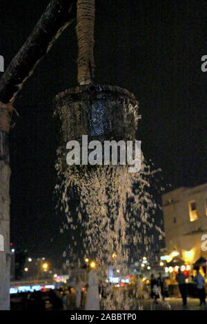 Tracimazione di acqua dal bucket souq waqif Foto Stock