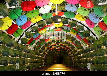 Ombrello coloratissimo giardino doha Foto Stock