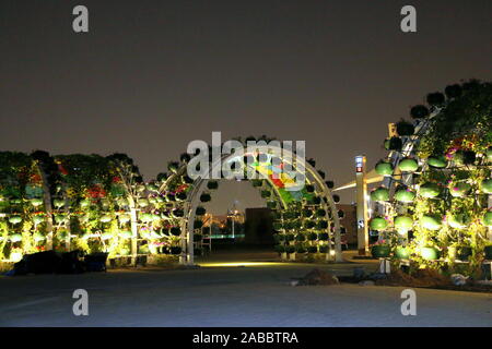 Ombrello coloratissimo giardino doha Foto Stock