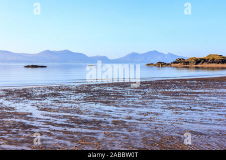 Guardando attraverso il Menai Straits per la penisola di Llyn dalla spiaggia di Newborough, Anglesey, Galles Foto Stock