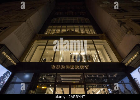 VIENNA, Austria - 6 Novembre 2019: Burberry logo sul loro boutique per Vienna di notte. Burberry è un lusso britannico produttore moda e la vendita al dettaglio Foto Stock