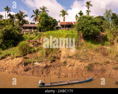 Paesaggio vista la mattina di un borgo birmano e case in mezzo a palme mentre fate una crociera sul Fiume Chindwin nel nord-ovest del Myanmar (Birmania) Foto Stock