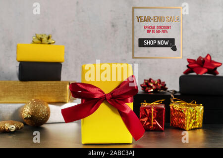 Vendita Year-End confezione regalo con il regalo di Natale per gli acquisti online Foto Stock