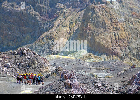Gruppo turistico su Whakaari (Isola Bianca), Nuova Zelanda, il vulcano più attivo Foto Stock