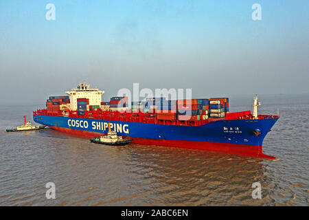 Una veduta aerea di un recipiente contenente il carico da Australia arrivati al porto di Ningbo-Zhoushan nella città di Ningbo, Cina orientale della provincia di Zhejiang, 29 O Foto Stock