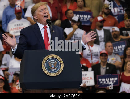 Sunrise, Stati Uniti. 26 Nov, 2019. Il Presidente degli Stati Uniti, Trump parla ai tifosi nel corso di una "Mantenere l'America grande' Homecoming Rally al BB&T Center, di Sunrise, Florida Martedì, Novembre 26, 2019. Foto di Gary mi Rothstein/UPI Credito: UPI/Alamy Live News Foto Stock