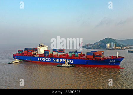 Una veduta aerea di un recipiente contenente il carico da Australia arrivati al porto di Ningbo-Zhoushan nella città di Ningbo, Cina orientale della provincia di Zhejiang, 29 O Foto Stock