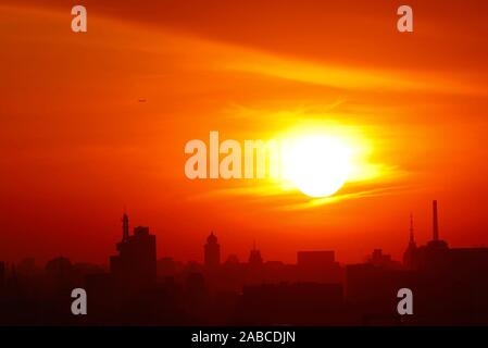 Una vista dalla distanza della skyline di Pechino con la forma delle pietre miliari locali includono il Central Radio & TV Tower e Cina Zun presso sunrise a Pechino, mento Foto Stock