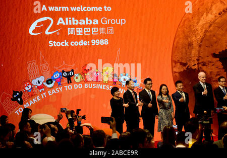 Pechino, Cina. 26 Nov, 2019. Gli ospiti la cerimonia di Alibaba debutta sulla scheda principale della borsa di Hong Kong a Hong Kong, Cina del sud, nov. 26, 2019. Credito: Zhu Xiang/Xinhua/Alamy Live News Foto Stock