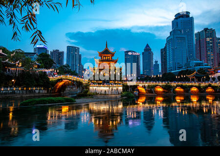 Jia Xiu Pavilion a livello locale un luogo di attrazione turistica, termina la sua ristrutturazione e attirare l'attenzione dovuta alla sua bellezza nella città di Guiyang, southwest ch Foto Stock