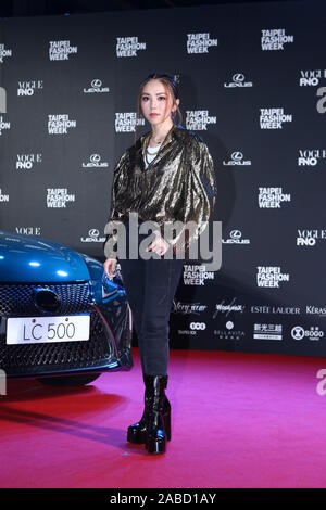 Il cinese cantautore e attrice Gloria Tang Sze-ala o G.E.M. passeggiate sul tappeto rosso di Taipei della settimana della moda Vogue Red Carpet notte in Taipei, Foto Stock