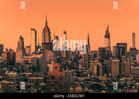 Il tramonto sopra i grattacieli di Manhattan, New York City. Effetto luce applicata Foto Stock