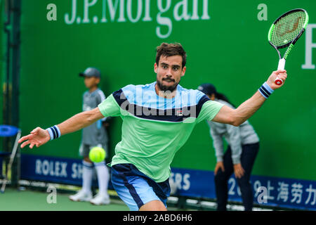 Argentina di giocatore di tennis professionista Guido Pella compete contro Australian giocatore di tennis professionista John Millman durante il primo round del 2019 Ro Foto Stock