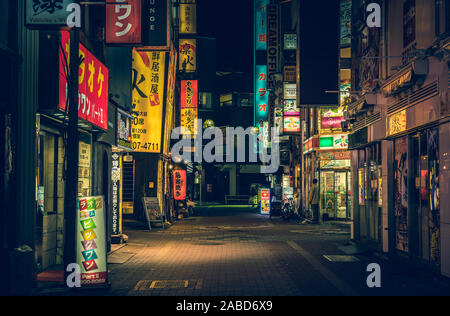 TOKYO - Aprile 13, 2017 :cartelloni a colori in Shinjuku Kabuki del distretto di notte in Giappone.. Famoso quartiere a luci rosse pieno di bar, ristoranti e nig Foto Stock