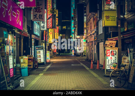 TOKYO - Aprile 13, 2017 :cartelloni a colori in Shinjuku Kabuki del distretto di notte in Giappone.. Famoso quartiere a luci rosse pieno di bar, ristoranti e nig Foto Stock