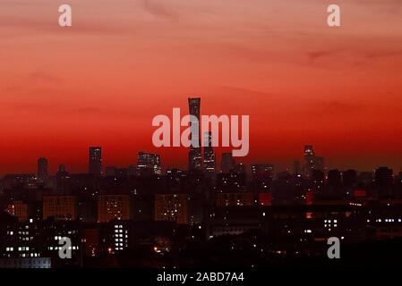 Una vista dalla distanza della skyline di Pechino con la forma delle pietre miliari locali includono il Central Radio & TV Tower e Cina Zun presso sunrise a Pechino, mento Foto Stock