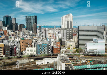 Tokyo grattacieli di Shinjuku moderno distretto, Giappone. Città stazione ferroviaria visibile. Cielo blu Foto Stock