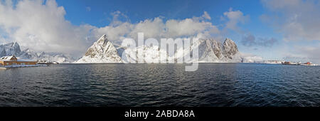 Im Winter auf den Lofoten an der Stadt Sakrisoy nei in Norwegen. Foto Stock