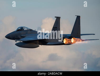 Un F-15C Eagle fighter jet assegnato al 422il test e la valutazione del squadron prende il largo per la scuola di armi dalla integrazione alla Nellis Air Force Base in Nevada, nov. 21, 2019. Nel 1979, la F-15C e due-sede F-15D i modelli iscritti Air Force inventario. (U.S. Air Force foto di Airman 1. Classe Bryan Guthrie) Foto Stock