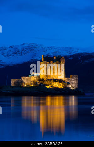 Eilean Donan Castle, eine Burg in der Nähe von Dornie in den schottischen Highlands. Foto Stock