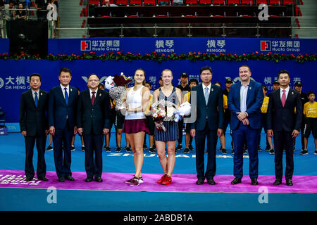 Bielorusso il giocatore di tennis professionista Aryna Sabalenka, centro a sinistra e olandese giocatore di tennis professionista Kiki Bertens, medio a destra mostrano il loro trofismo e Foto Stock