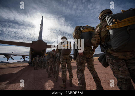 I soldati assegnati a Fort Carson, Colo., immettere un quarantesimo Airlift Squadron C-130J Super Hercules aeromobili al diavolo rosso zona di atterraggio, nov. 19, 2019. La quarantesima come, insieme con altre unità assegnate al 317Airlift Wing, recentemente allenato a Colorado Springs per prepararsi per le future distribuzioni. Foto Stock