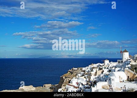 Oia auf der Insel Thira, oder Thera, ist eine kleine Stadt auf dem giechischen Archipel Santorin auf den Kykladen. Foto Stock
