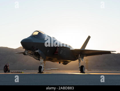 Un F-35 Lightning II assegnato al 422il test e la valutazione del squadron siede sulla linea di volo presso la Base Aerea Militare di Nellis Nevada, nov. 17, 2019. La F-35 è stato progettato per raggiungere livelli senza precedenti di affidabilità e manutenibilità, combinato con un altamente reattivo e di supporto del sistema di formazione collegata con le ultime novità in fatto di tecnologia dell'informazione. (U.S. Air Force foto di Airman 1. Classe Bryan Guthrie) Foto Stock