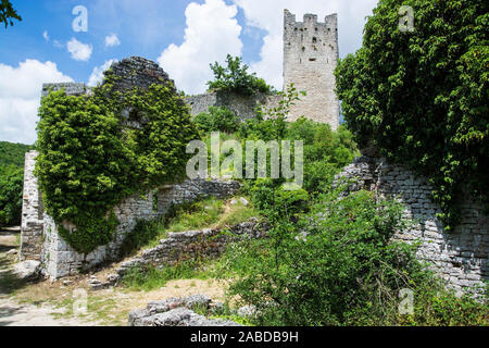 Dvigrad ist eine verlassene Ruinenstadt in der Gemeinde Kanfanar im kroatischen Teil der Halbinsel Istrien. Foto Stock