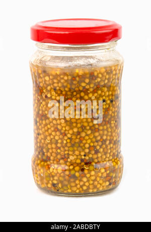 Vaso di vetro con mostarda francese isolati su sfondo bianco Foto Stock