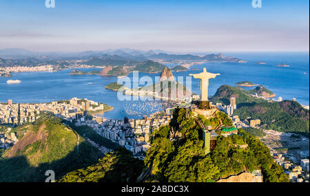 Rio de Janeiro, Brasile : vista aerea del Cristo e il Botafogo Bay da angolo alto Foto Stock